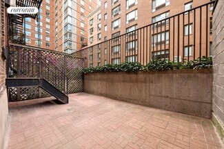 316 W 51st St, New York, NY 10019