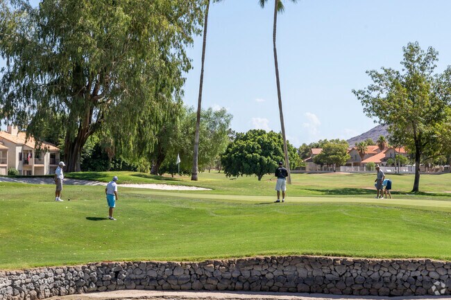 Enjoy a sunny afternoon with your friends at Arrowhead Country Club.