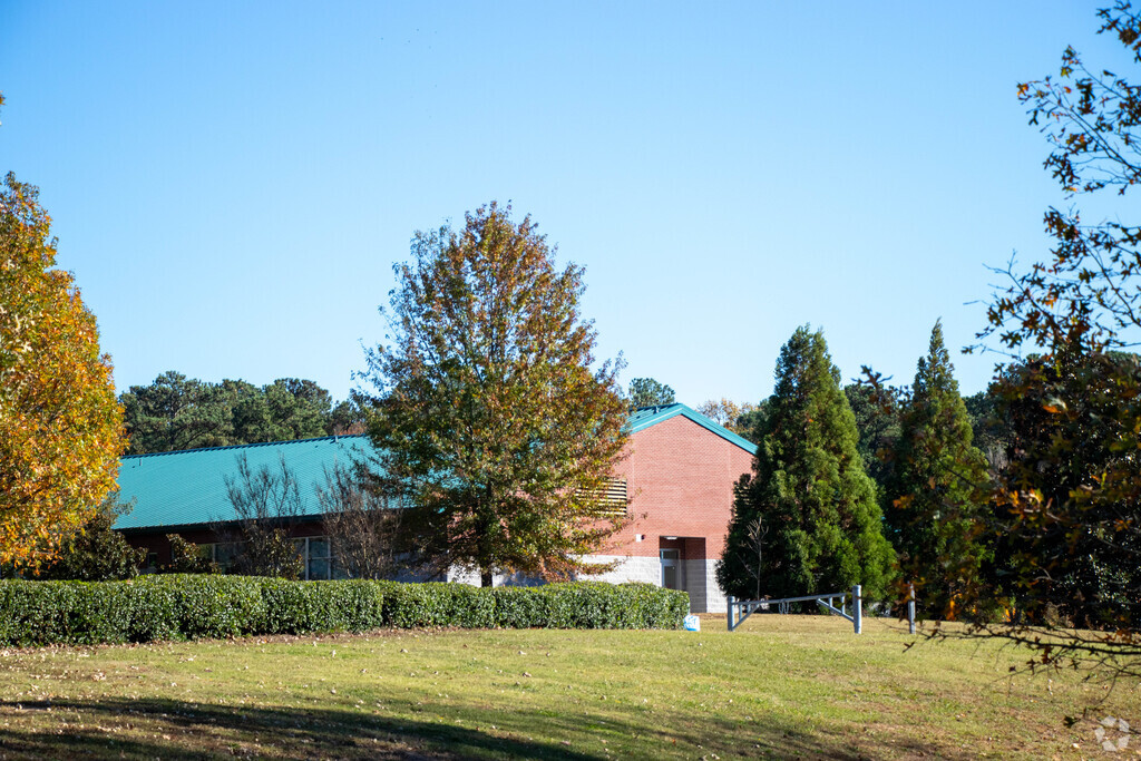 Highcroft Elementary provides education in the neighborhood of 
West Cary.