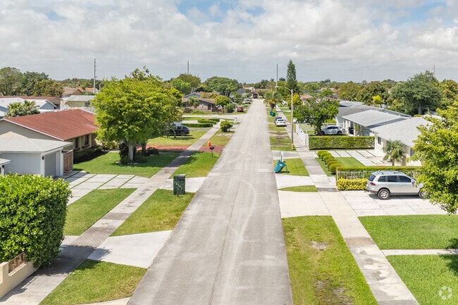 Palmetto Estates, FL, is a place of quiet living.