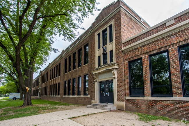 Harding Middle School boasts a student to teacher ratio of 14:1 in Highland Park.