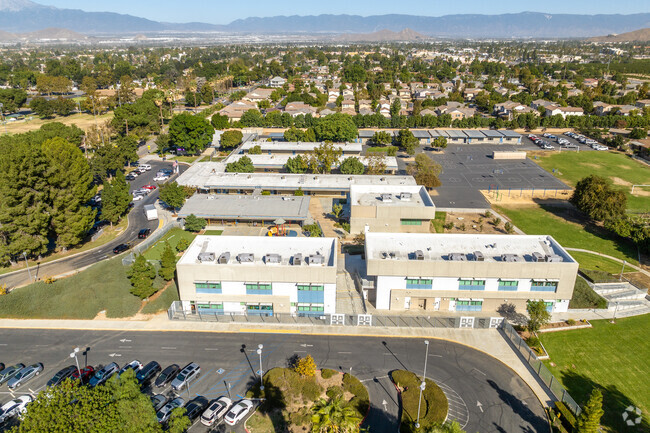 Emerson Elementary School scores a B on Niche.