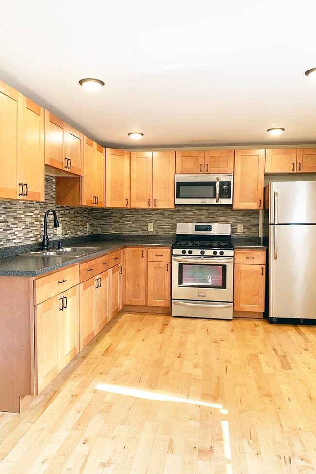 152 North St unit A, Burlington, VT 05401 - photo 2