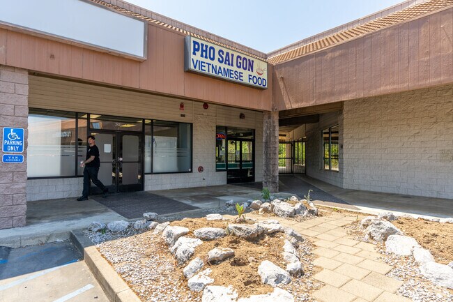 Pho Saigon is a popular Vietnamese restaurant in Bechelli.