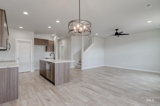 898 N Mirror Creek Way, Meridian, ID 83642 - photo 2