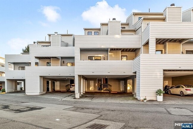 750 Mainsail Ln, Secaucus, NJ 07094 - photo 3