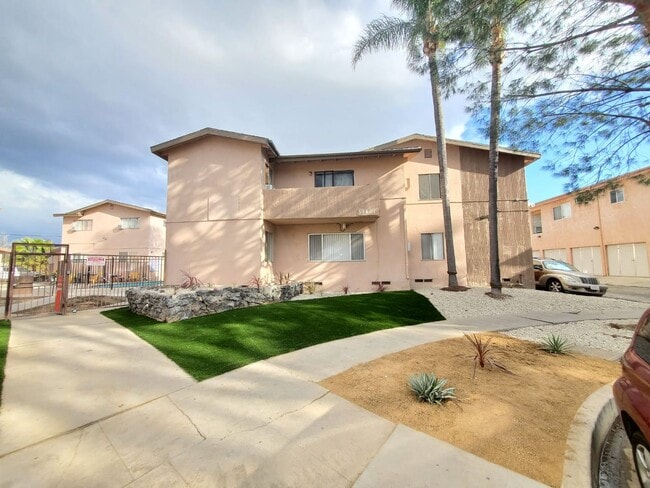 19405 Haynes St unit 4, Reseda, CA 91335 - photo 2