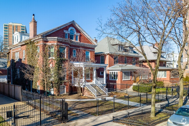 Brick bungalows in Buena Park showcase classic Chicago architecture and historic charm.