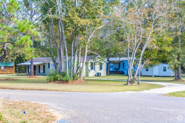 Homes in a quiet area in  Mobile Terrace, Mobile, AL.