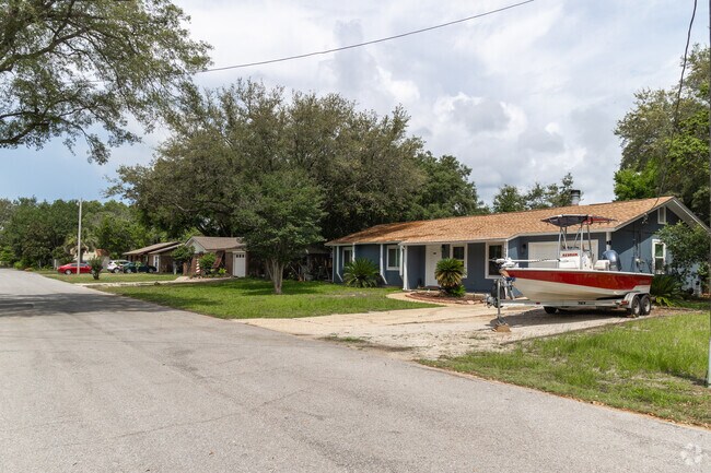 Many Midway Santa Rosa homes sit in cul-de-sac-filled subdivisions on lush yards.