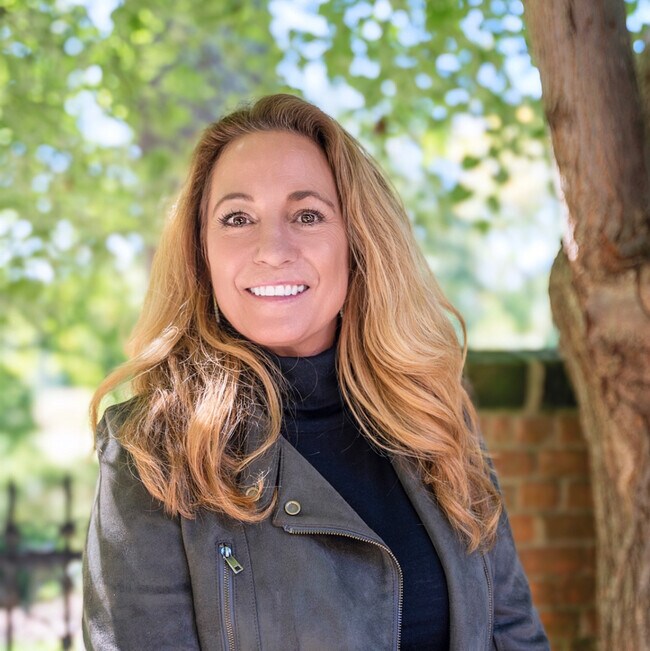Suzanne DuBois