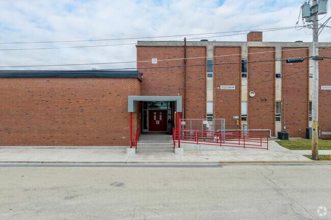 Morton Junior High School has a student-teacher ratio of 14 to 1.