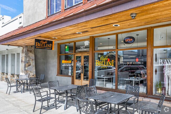 Garberville’s Café Bellini serves great breakfast and lunch near Alderpoint.