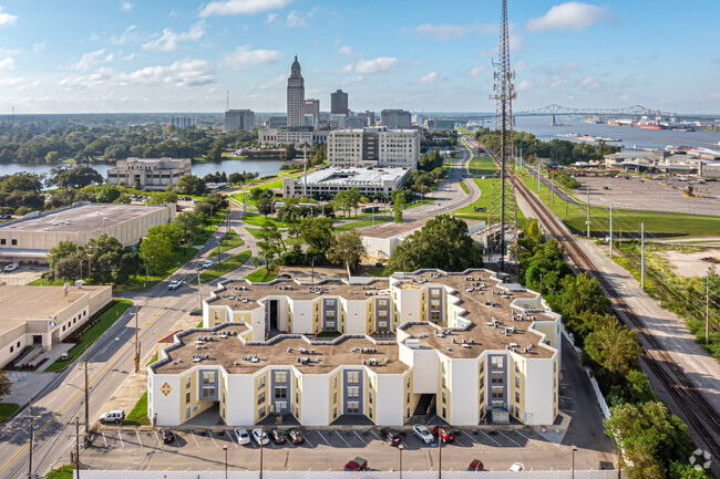 STATE CAPITOL BUILDING AND MISSISSIPPI RIVER