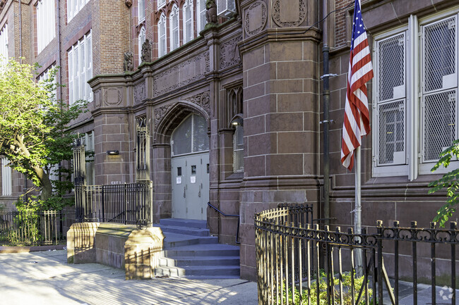 PS 32 has a student teacher ratio of 10 to 1.