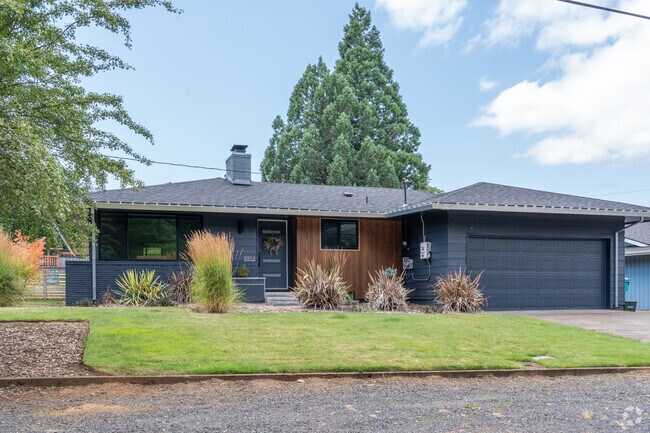 There are many modern homes throughout the quiet city of Felida.