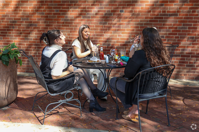 Downtown Paducah is perfect for lunch and drinks outside.