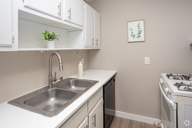 1BR, 1BA - 735SF