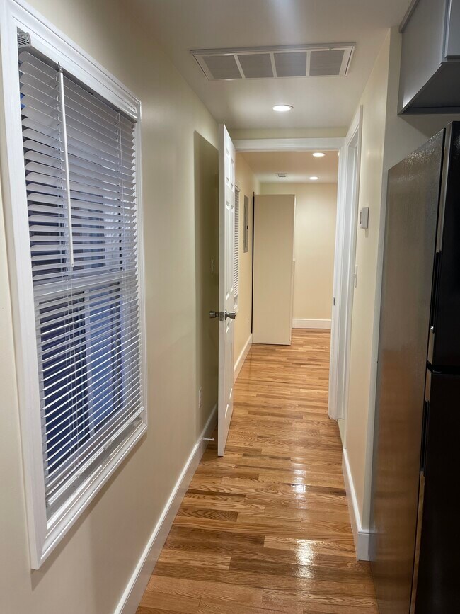 528 Chapel St unit D, New Haven, CT 06511 - photo 6