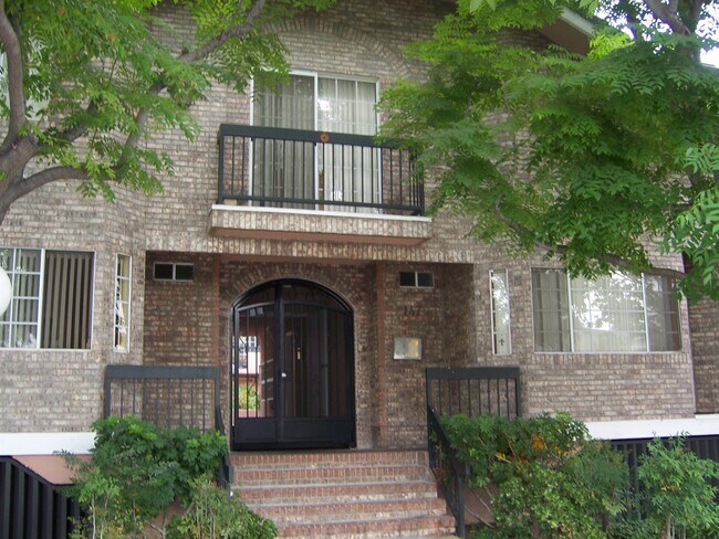 Acacia Village unit 137, Glendale, CA 91204 - photo 2