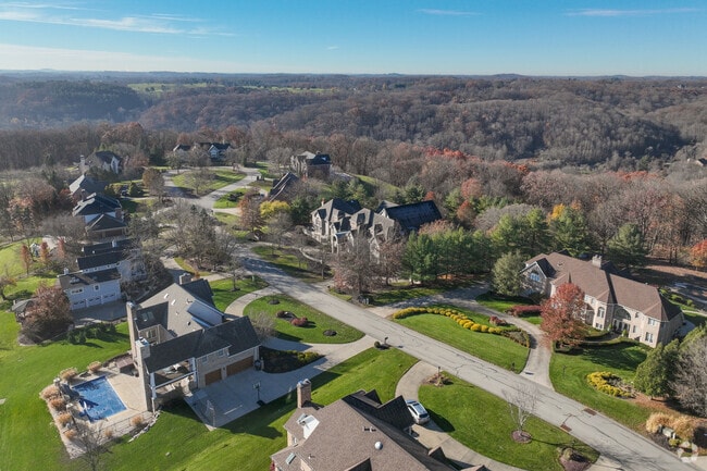 Large and beautiful mansion houses in Pine Township.