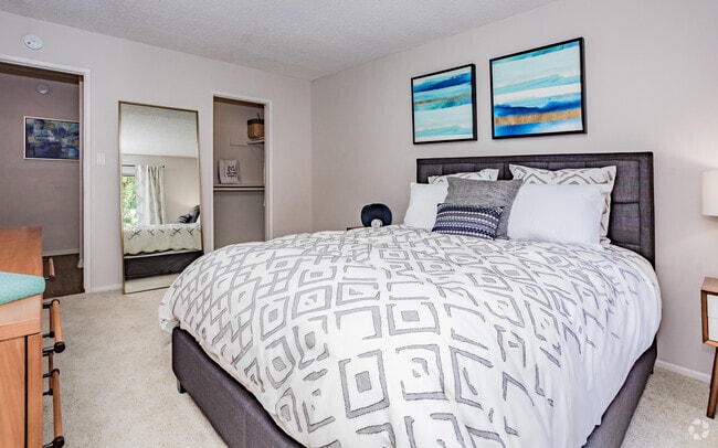 1BR, 1BA - 750 SF