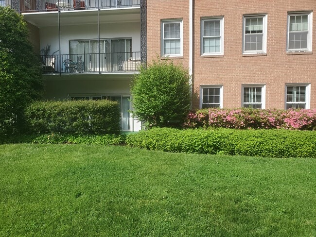 3535 Chevy Chase Lake Dr unit Hamlet House, Chevy Chase, MD 20815 - photo 5