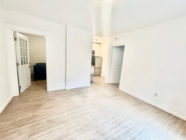 1110 N Sweetzer Ave, West Hollywood, CA 90069 - photo 5