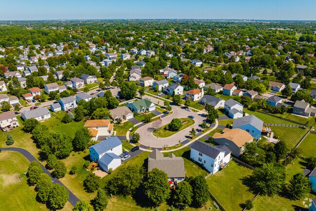 The peaceful streets of South Farnsworth lead to cul-de-sacs and rows of modern homes.