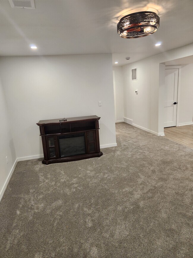 3085 Summer Place unit 3085 Summer Pl Apt B, Green Bay, WI 54313 - photo 6