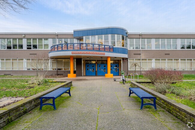 Rainier Beach High School has earned a B grade from Niche and serves the local Seattle area.