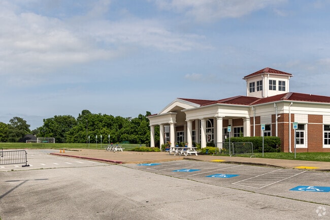 Hunt Elementary School has 842 students in pre-kindergarten through fifth grade.