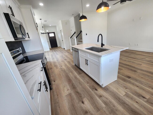 922 W Austin St unit A, Conroe, TX 77301 - photo 4