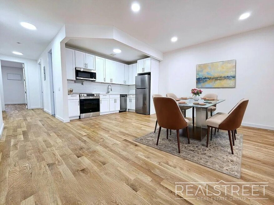 Massive 3,000+ Sq Ft 4BD/2BA Duplex with H...