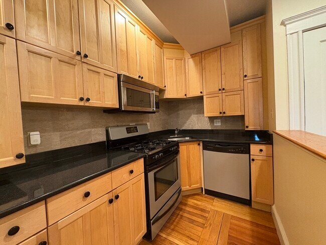 91 Winthrop Rd unit 1, Brookline, MA 02445 - photo 3