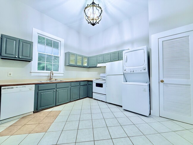 1010 Dauphin St unit B, Mobile, AL 36604 - photo 3