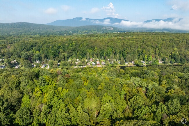 The average annual household income in Glasco is $84,323.