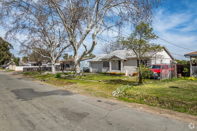 You will find rows of older ranch-style homes in Ben Ali.