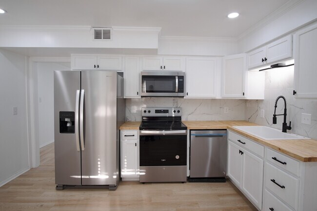 106 Woodhouse Ln unit D, Savannah, GA 31406 - photo 2