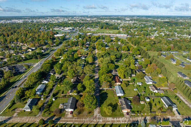 Convenience and a close-knit community await you at Fort Wayne Indiana's Colonial Park.