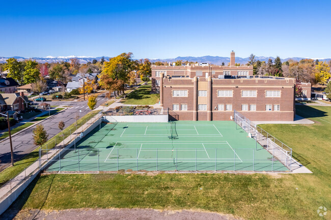 Skinner Middle School provides students with ideal basketball and tennis facilities.