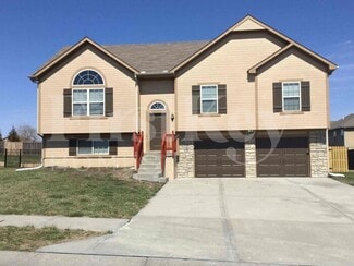 2004 Parkview Dr, Raymore, MO 64083