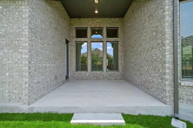 305 Five Mile Creek Way, Kyle, TX 78640 - photo 3