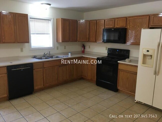 1841 Hammond St unit 5, Hermon, ME 04401 - photo 2