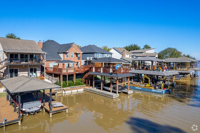 You can find many lakeside homes with boat docks along Lake Houston in Atascocista.