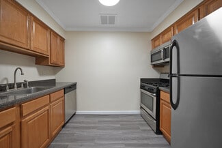 321 6th St, Lindenhurst, NY 11757