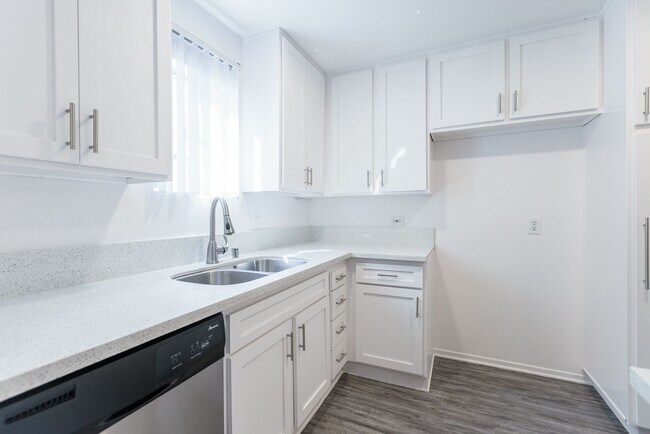 14056 Valleyheart, Sherman Oaks, CA 91423 - photo 4