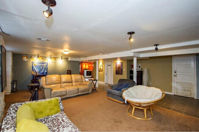 641 Riddle Rd, Cincinnati, OH 45220 - photo 4