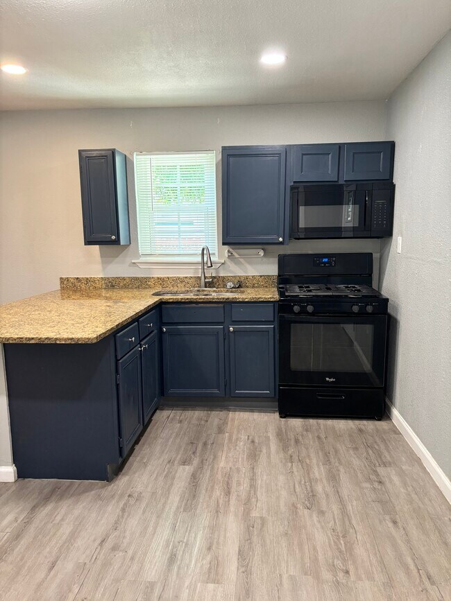 2225 W Olmos Dr unit 2, San Antonio, TX 78201 - photo 2