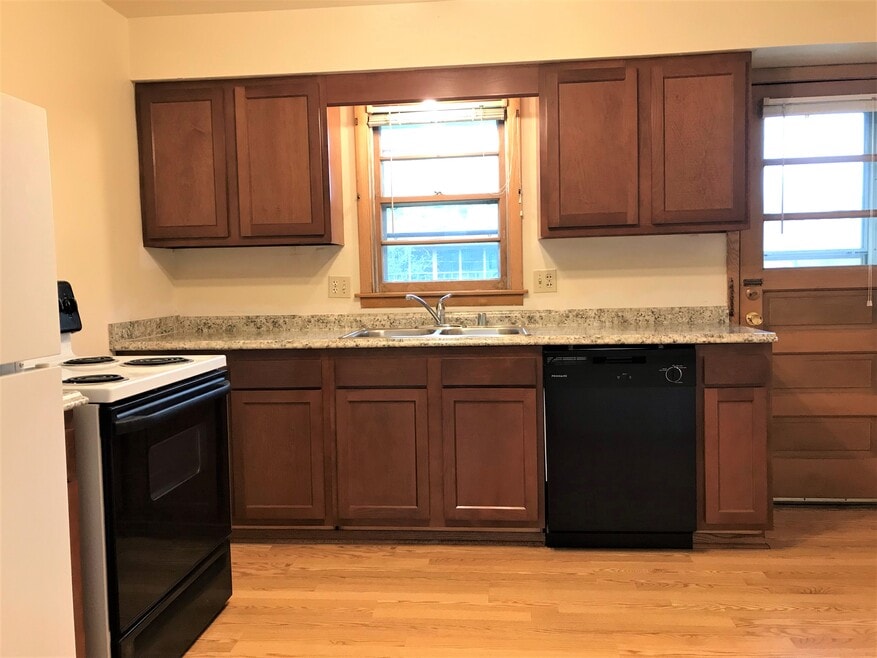 410 Pawling St unit 3, Madison, WI 53704 - photo 1